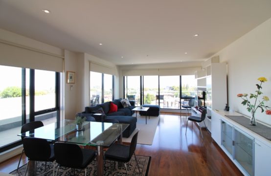 Take In Sensational Panaromic Views From This Beautifully Presented Fully Furnished Sub-Penthouse!