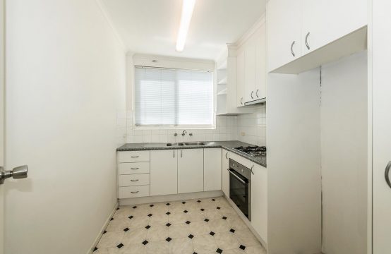 Spacious 2-Bedroom Courtyard Apartment in Leafy Locale!